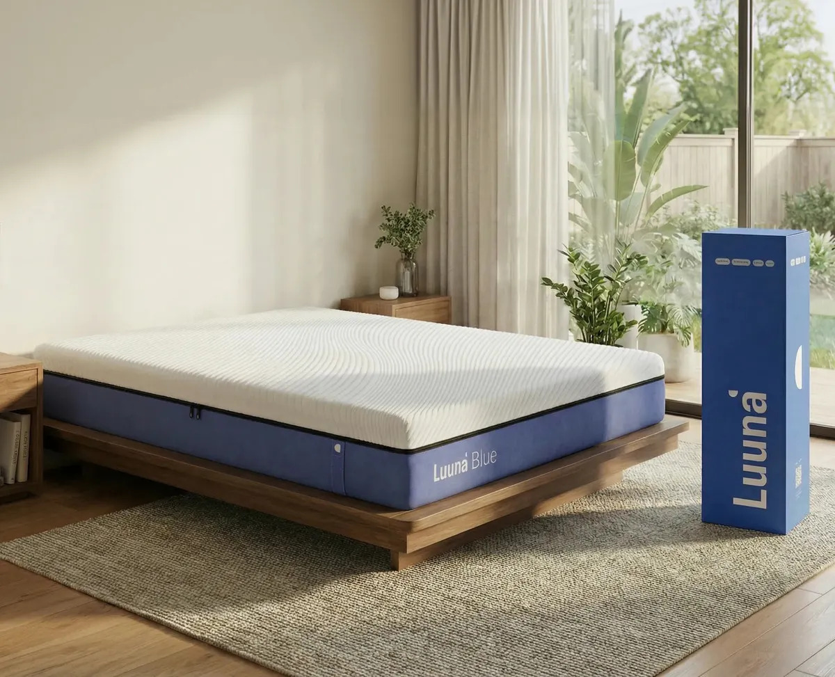 Colchón Luuna Blue Matrimonial Espuma Certificada — Vista del colchón expandido con funda blanca